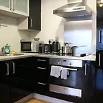 Conveniently Located, 2 Bedroom Modern 公寓