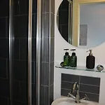 Conveniently Located, 2 Bedroom Modern 公寓 *
