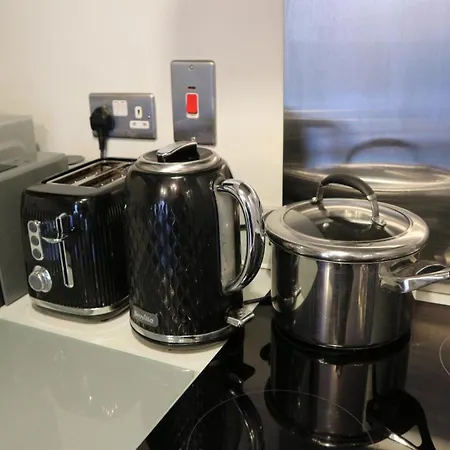 Conveniently Located, 2 Bedroom Modern *