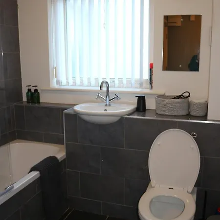 Conveniently Located, 2 Bedroom Modern Apartment *