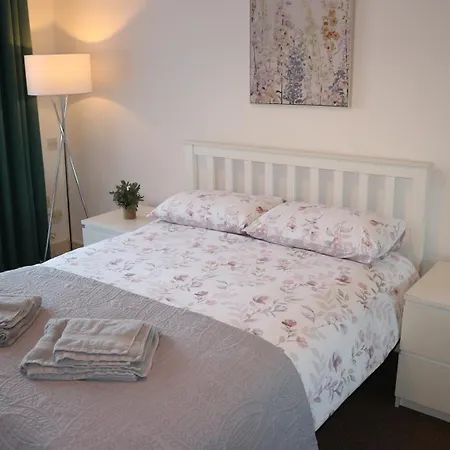 Apartment Conveniently Located, 2 Bedroom Modern