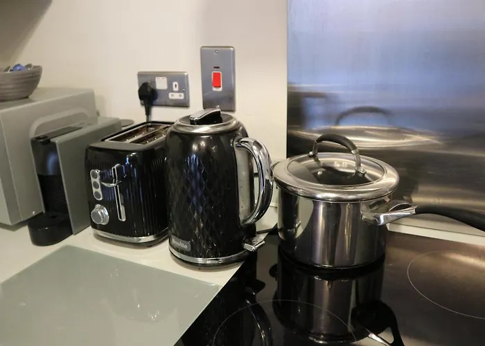 Conveniently Located, 2 Bedroom Modern *