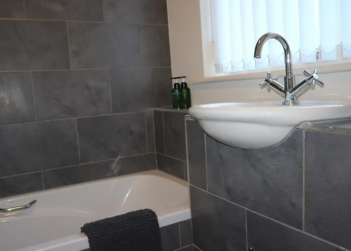Conveniently Located, 2 Bedroom Modern *