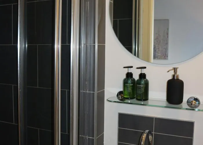 Conveniently Located, 2 Bedroom Modern Апартаменты *