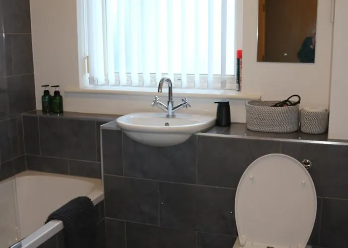 Conveniently Located, 2 Bedroom Modern Apartment *